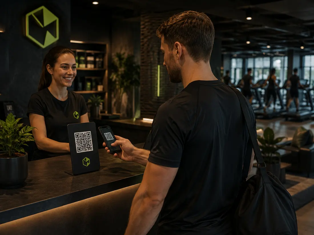 Návštěvník fitness centra skenuje QR kód
